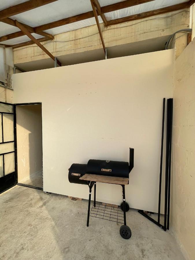 Ommi Hostel Saint Julian's Exterior photo